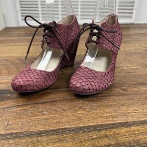 ALL BLACK 6.5 Anthropologie Rose colored Lace up Wedge shoe Womens Fish Scale